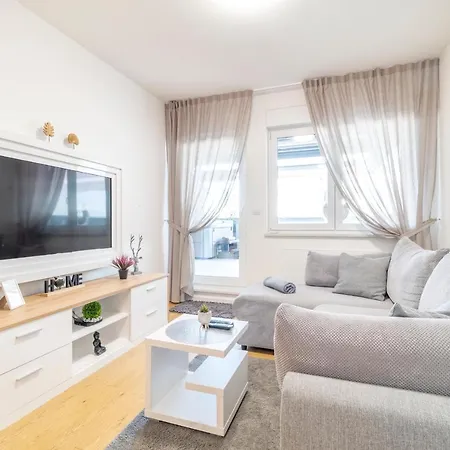 Lily Apartment - Flexible Selfcheckins 48- Luxury- Extra Big Terrace With Jacuzzi Zagabria Esterno foto