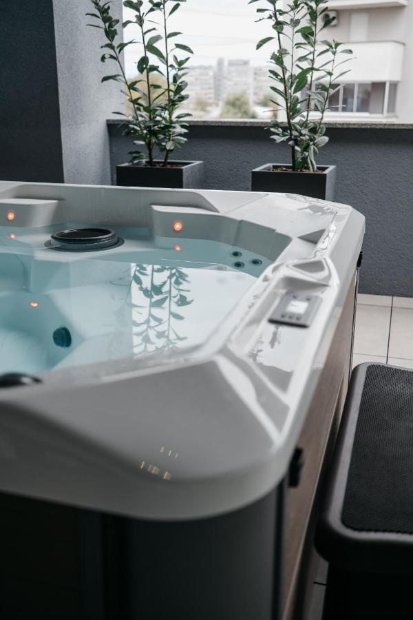 Appartamento Lily - Flexible Selfcheckins 48- Luxury- Extra Big Terrace With Jacuzzi *